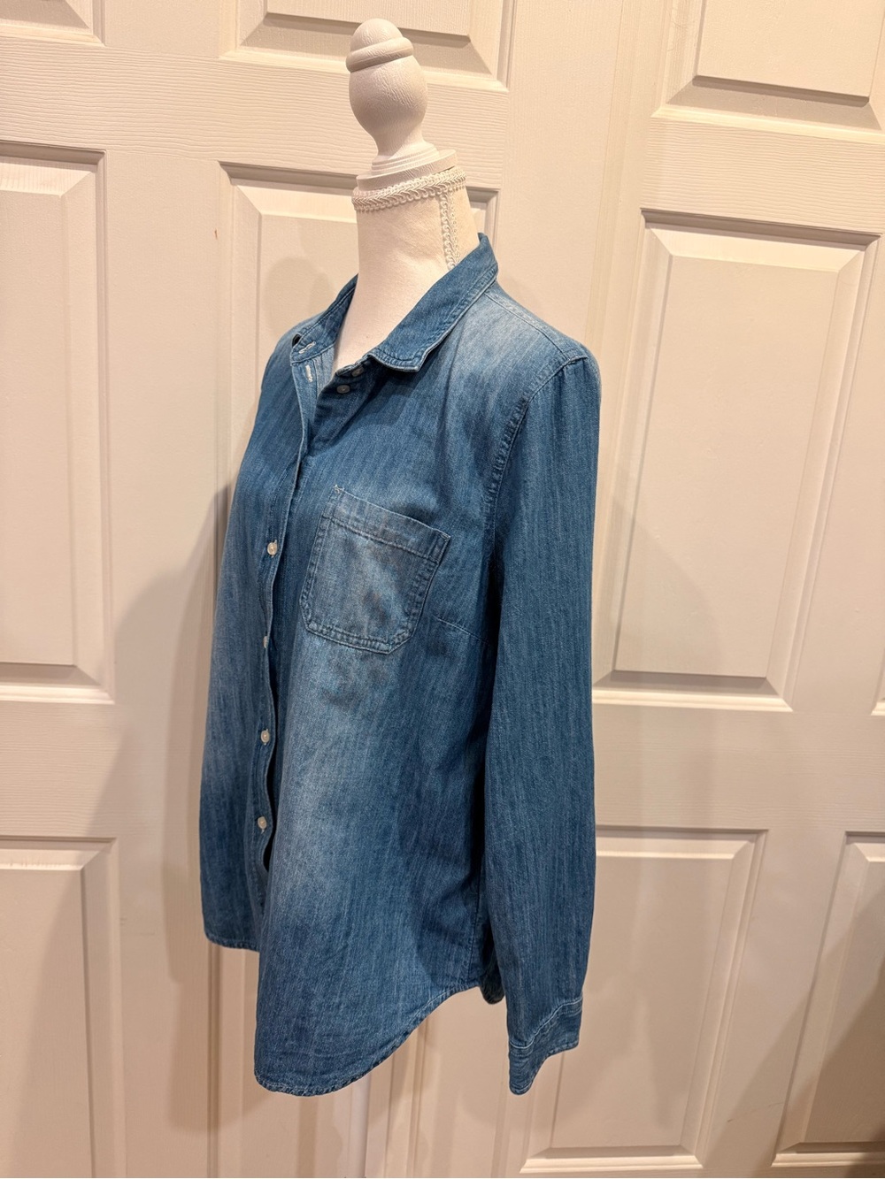 Old Navy The Classic Denim Chambray Shirt Large Oversized - Picture 5 of 8
